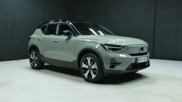 Esittelykuva Volvo XC40 täyssähköautosta.