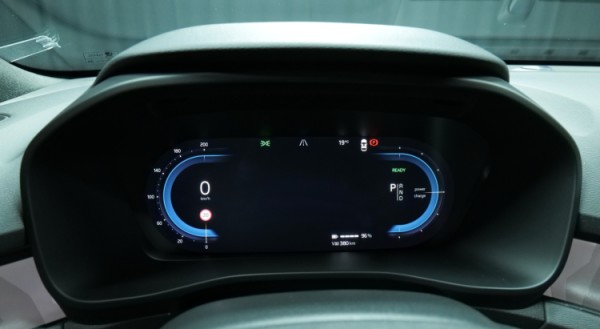Esittelykuva Volvo XC40 täyssähköautosta.