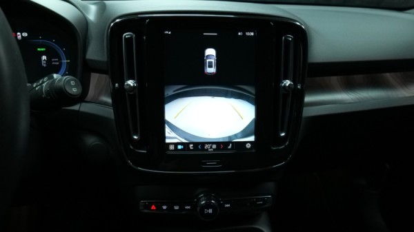Esittelykuva Volvo XC40 täyssähköautosta.