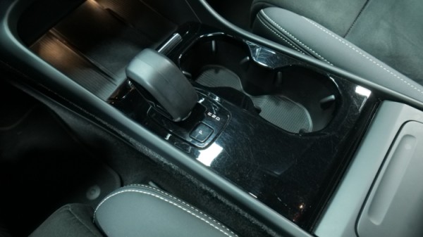 Esittelykuva Volvo XC40 täyssähköautosta.