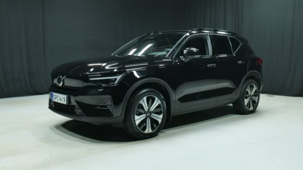 Esittelykuva Volvo XC40 täyssähköautosta.