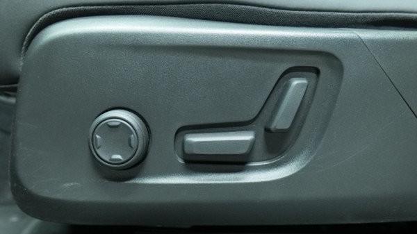 Esittelykuva Volvo XC40 täyssähköautosta.