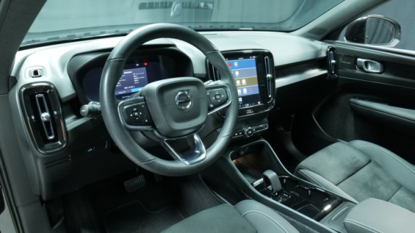 Esittelykuva Volvo XC40 täyssähköautosta.