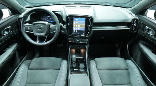 Esittelykuva Volvo XC40 täyssähköautosta.