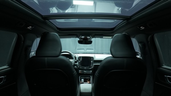 Esittelykuva Volvo XC40 täyssähköautosta.