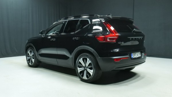 Esittelykuva Volvo XC40 täyssähköautosta.