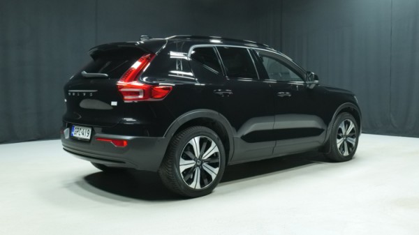 Esittelykuva Volvo XC40 täyssähköautosta.
