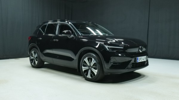Esittelykuva Volvo XC40 täyssähköautosta.