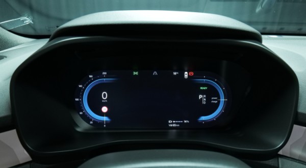 Esittelykuva Volvo XC40 täyssähköautosta.
