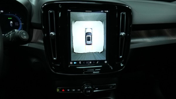 Esittelykuva Volvo XC40 täyssähköautosta.