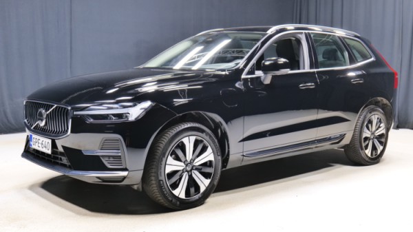 Esittelykuva Volvo XC60 kevythybridiautosta.