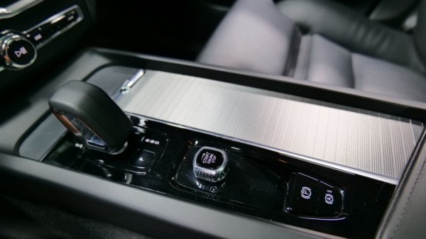 Esittelykuva Volvo XC60 kevythybridiautosta.
