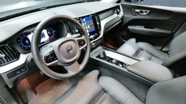 Esittelykuva Volvo XC60 kevythybridiautosta.