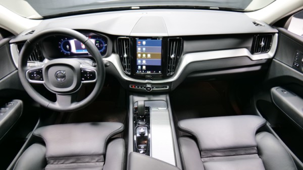 Esittelykuva Volvo XC60 kevythybridiautosta.