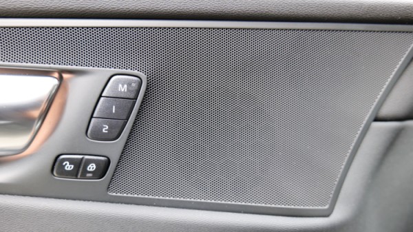 Esittelykuva Volvo XC60 kevythybridiautosta.