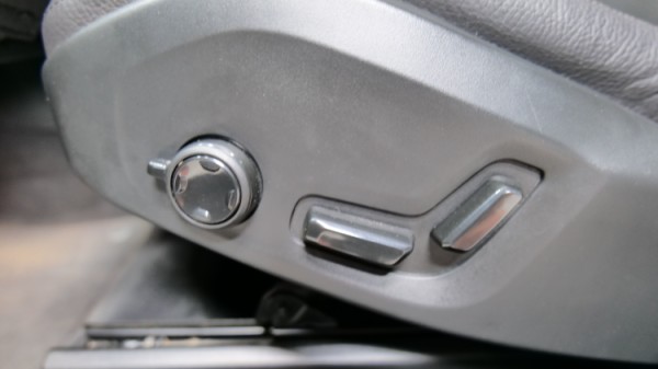Esittelykuva Volvo XC60 kevythybridiautosta.
