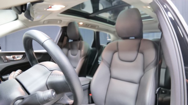 Esittelykuva Volvo XC60 kevythybridiautosta.