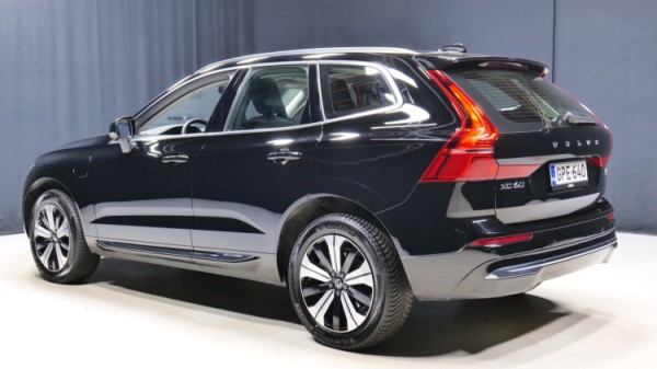 Esittelykuva Volvo XC60 kevythybridiautosta.