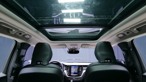 Esittelykuva Volvo XC60 kevythybridiautosta.