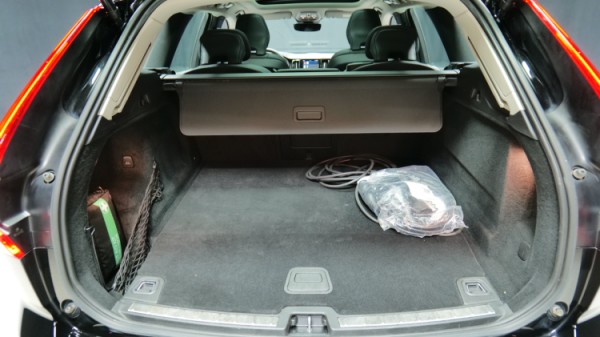 Esittelykuva Volvo XC60 kevythybridiautosta.
