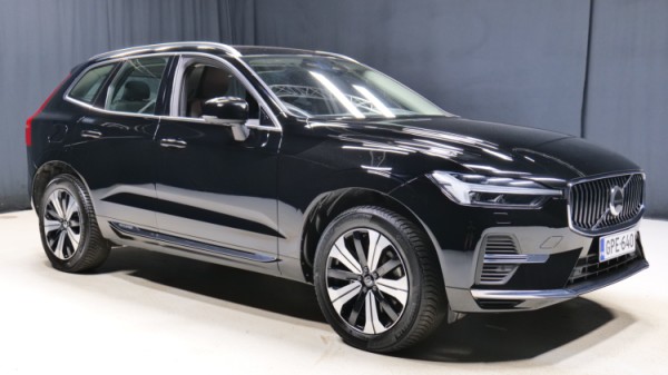 Esittelykuva Volvo XC60 kevythybridiautosta.