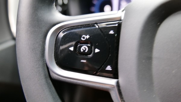 Esittelykuva Volvo XC60 kevythybridiautosta.