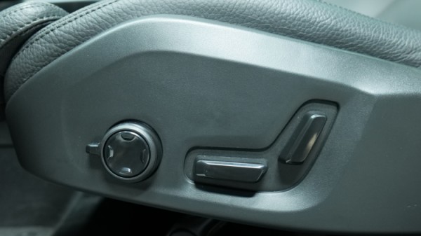 Esittelykuva Volvo XC60 kevythybridiautosta.