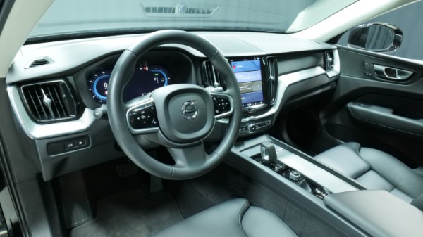 Esittelykuva Volvo XC60 kevythybridiautosta.