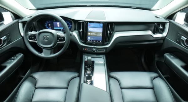 Esittelykuva Volvo XC60 kevythybridiautosta.