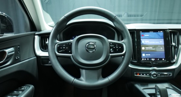 Esittelykuva Volvo XC60 kevythybridiautosta.
