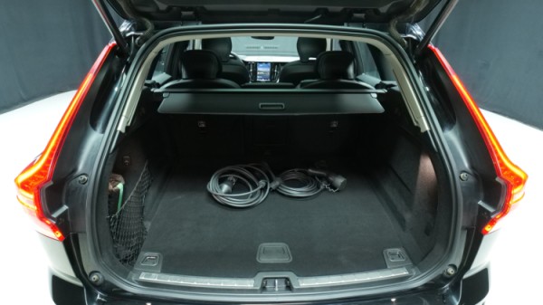 Esittelykuva Volvo XC60 kevythybridiautosta.