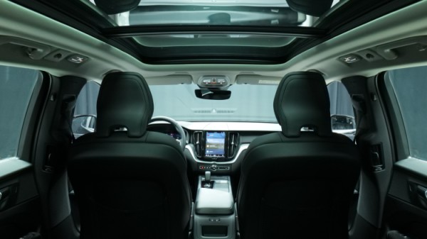 Esittelykuva Volvo XC60 kevythybridiautosta.