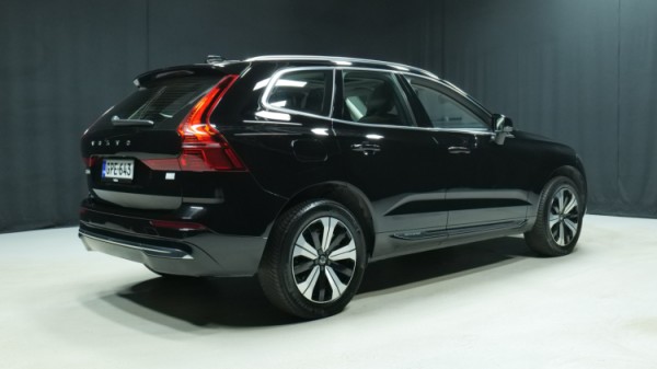 Esittelykuva Volvo XC60 kevythybridiautosta.