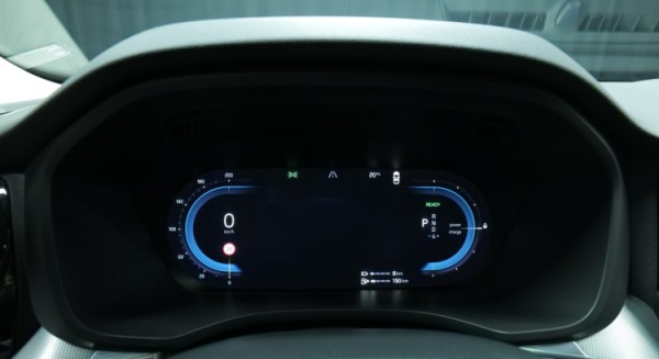 Esittelykuva Volvo XC60 kevythybridiautosta.