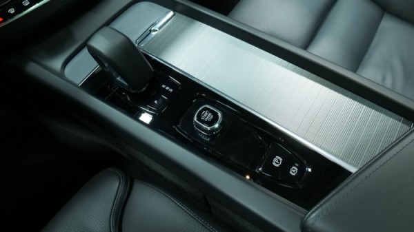 Esittelykuva Volvo XC60 kevythybridiautosta.