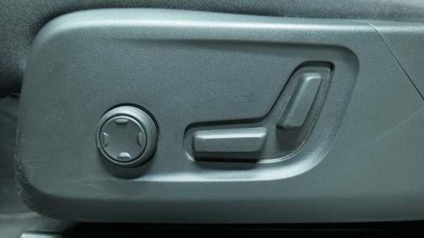 Esittelykuva Volvo XC40 bensiiniautosta.