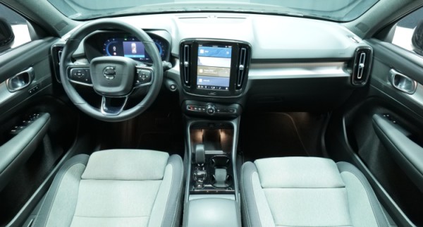 Esittelykuva Volvo XC40 bensiiniautosta.