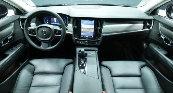 Esittelykuva Volvo V90 dieselautosta.