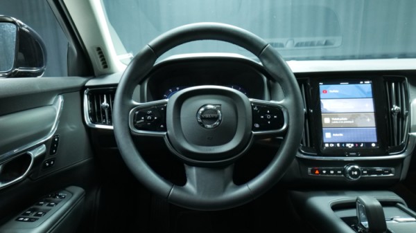 Esittelykuva Volvo V90 dieselautosta.