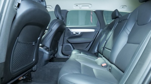 Esittelykuva Volvo V90 dieselautosta.
