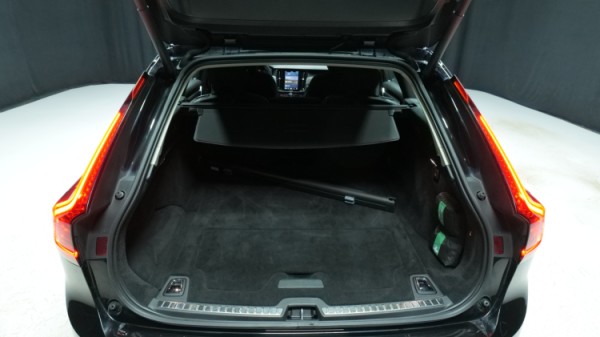 Esittelykuva Volvo V90 dieselautosta.