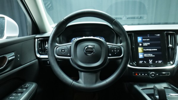 Esittelykuva Volvo V60 bensiiniautosta.