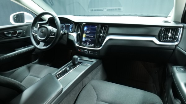 Esittelykuva Volvo V60 bensiiniautosta.