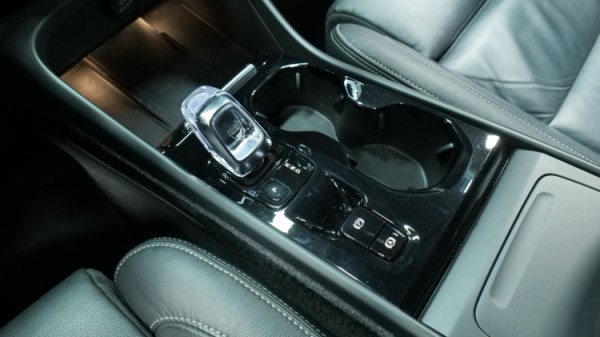 Esittelykuva Volvo XC40 bensiiniautosta.