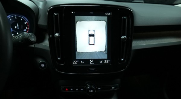 Esittelykuva Volvo XC40 bensiiniautosta.