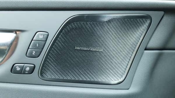 Esittelykuva Volvo XC60 kevythybridiautosta.