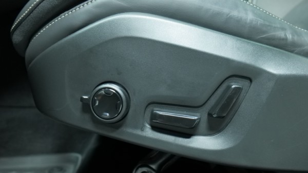 Esittelykuva Volvo XC60 kevythybridiautosta.