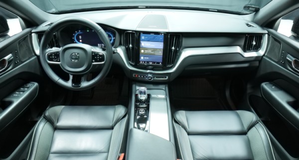 Esittelykuva Volvo XC60 kevythybridiautosta.