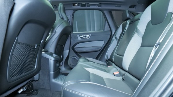 Esittelykuva Volvo XC60 kevythybridiautosta.