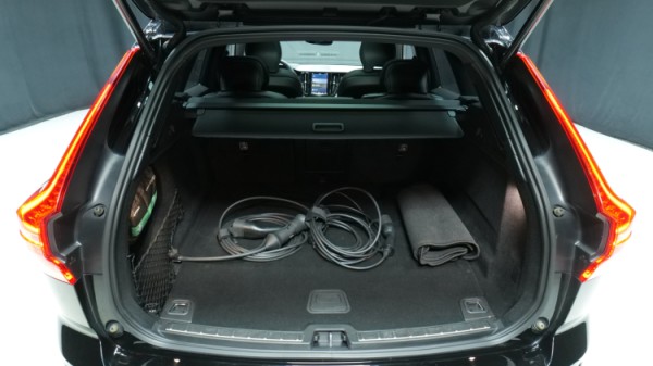 Esittelykuva Volvo XC60 kevythybridiautosta.